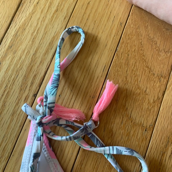 One bathing suit set and another pair of bottoms - Picture 3 of 9